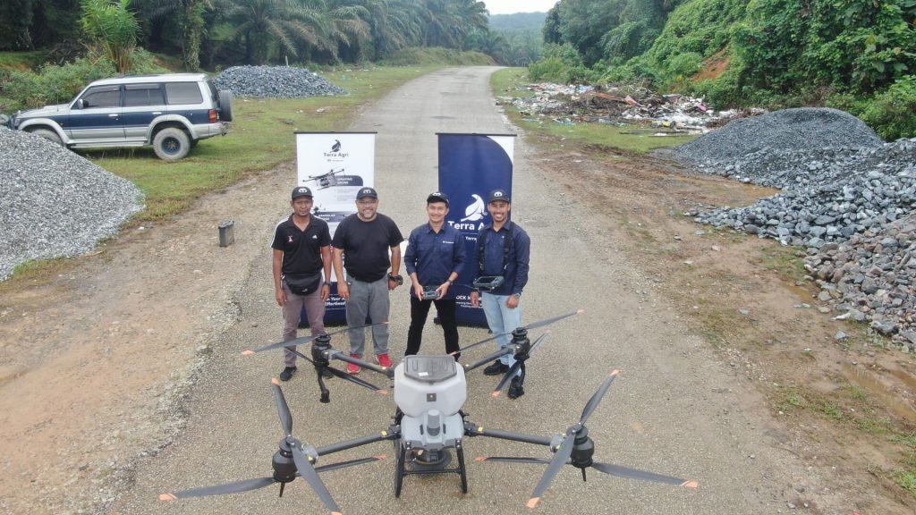The Terra Agri team undertook a fertilizer spraying project using the DJI T40, a type of multirotor drone.